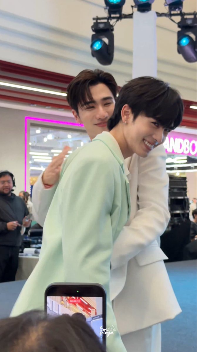 gardenfleurs's tweet photo. ตกใจหมด มากอดเค้าเลย

ก้ได้ๆ เซ้าซี้จัง https://t.co/eJHKBapEsn