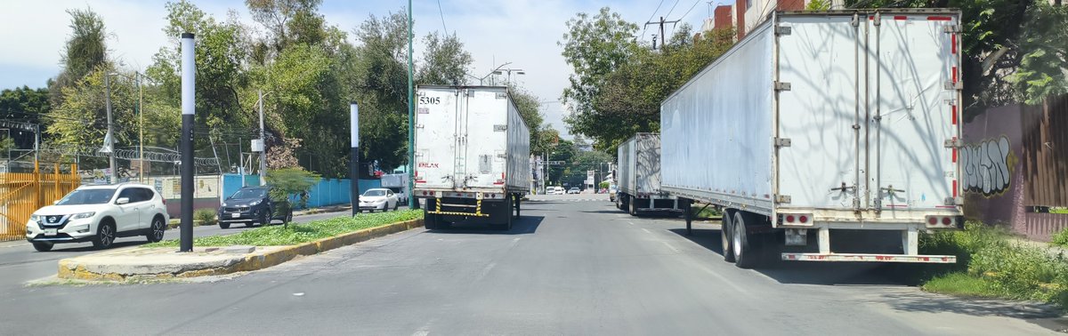 rulopj83's tweet photo. @UCS_GCDMX @OVIALCDMX @TuAlcaldiaGAM @C5_CDMX @yancolozano @UCS_GCDMX @OVIALCDMX @yancolozano @TuAlcaldiaGAM sigue estacionada la caja abandonada y estorbando dejando 1 carril libre. https://t.co/nHPOvWpPzr