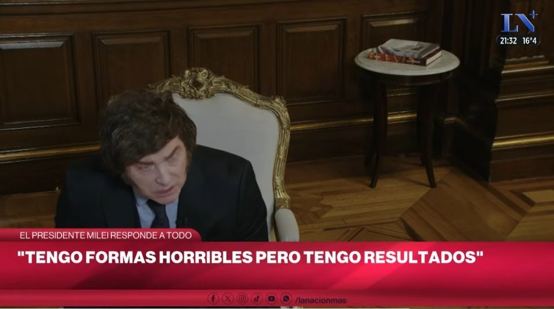 PabloJulianoLP's tweet photo. UN PRESIDENTE QUE DECIDIÓ ESCINDIRSE DE LA REALIDAD

No quise quedarme con los recortes de Twitter e hice el esfuerzo de mirar completa la entrevista de Majul al Presidente.

Primera conclusión: que lo saquen de contexto lo beneficia. Con el contexto, lo que dice es mucho peor.

Durante casi toda la entrevista habla como una mezcla de predicador apocalíptico y adolescente ofendido. Combina datos parciales, cifras fantásticas y afirmaciones extraordinarias presentadas como hechos. No solo abandona el mundo de las formas, por momentos, también abandona el mundo de la realidad.

Habla de terroristas disfrazados de investigadores, estudiantes, profesores y periodistas; de mil millones de dólares que Lula habría destinado en una campaña en su contra; de líderes extranjeros empeñados en perjudicarlo; y de una cruzada por Occidente anclada en sus discursos de Davos.

Se atribuye haber “pulverizado” la violencia contra las mujeres, asegura que bajó la pobreza, que el consumo está en niveles récord, que cumplió todo lo que prometió y que su gobierno es un éxito prácticamente sin fisuras.

Cada vez que Majul intenta hacer una pregunta mínimamente incisiva, Milei desplaza la discusión, ataca a sus adversarios y despliega una catarata de conceptos hilvanados con “o sea” y “digamos”.

La entrevista completa no muestra a un Presidente incomprendido por los recortes o por los periodistas. Muestra a un Presidente encerrado en un relato en el que cualquier dato que lo contradice es una operación y cualquiera que lo cuestiona forma parte de una conspiración.