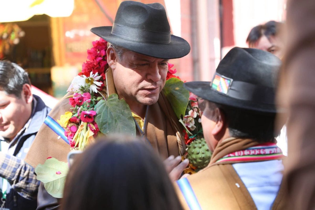 goblpz's tweet photo. El gobernador del departamento de #LaPaz, Luis Revilla, llegó a #Sorata, el "paraíso terrenal", donde fue recibido por autoridades y la población. Así dio inicio a la jornada de actividades en este municipio.
#UnidosNadaNosDetiene #LaPazDepartamentoMaravilla https://t.co/GSO8eOkQ0t
