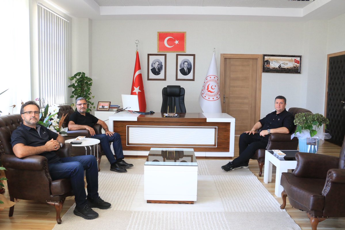 elazigashim's tweet photo. TBMM Kütüphane Başkanlığı Başkan Yardımcısı, Eğitimci-Yazar Sayın Ahmet Balıbey ile Devlet Su İşleri (DSİ) Strateji Geliştirme Dairesi Başkanlığı bünyesinde Stratejik Yönetim Şube Müdürü Doç. Dr. Mesut Balıbey İl Müdürümüz Sayın Serdar Demirci’yi ziyaret etti. https://t.co/YPbPp5GswJ