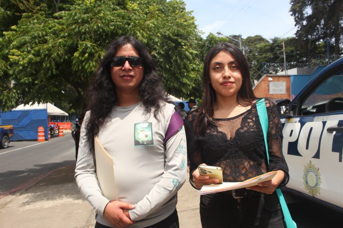 PrensaComunitar's tweet photo. #FraudeUSAC Estudiantes sancarlistas de centros universitarios presentan expedientes académicos en la USAC

Siete estudiantes de los centros universitarios con sede en Totonicapán, Huehuetenango y Quetzaltenango, se presentaron al Campus Central para presentar sus exámenes académicos en físico que fueron eliminados en la base de datos de la Universidad de San Carlos de Guatemala (USAC) desde el 15 de julio.

📷 Simón Antonio