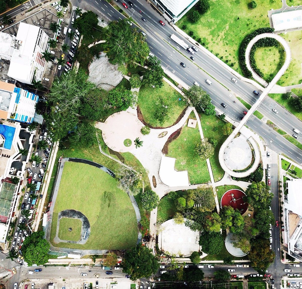 BlandonJose's tweet photo. El Parque Urracá tiene aproximadamente 2 hectáreas. En el 2017 entregamos la orden de proceder para renovarlo integralmente. La obra costó 2.2 millones.

Ahora, la actual administración municipal va a invertir 12 millones para un parque de DOS HECTAREAS en Tocumen. https://t.co/vMq50J6kuS