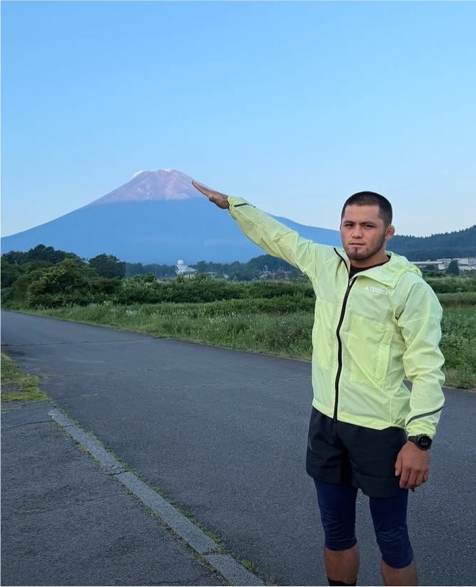 FightsMemory's tweet photo. 富士山に登ったシェイドゥラエフ！

「この旅は決して楽なものではありませんでしたが、それ以上に心に残る素晴らしい思い出と感動を得ることができました！」

シェイドゥラエフのインスタより | #RIZIN https://t.co/a1tws5UMzR
