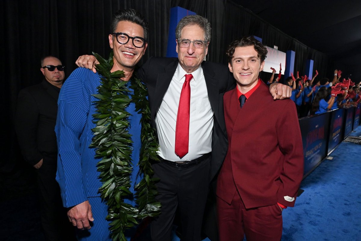 tomhollandbr's tweet photo. Tom Rothman, CEO da Sony Pictures, comentou que o sucesso de "Homem-Aranha: Um Novo Dia" tem sido tão grande, com sessões esgotadas ao redor do mundo, que nem ele conseguiu ajudar o próprio sobrinho a assistir ao filme em Nova York:

— "Meu sobrinho estava implorando, 'tio Tom, arrume um ingresso pra mim!' e eu tive que dizer a ele que não havia nada que eu pudesse fazer."