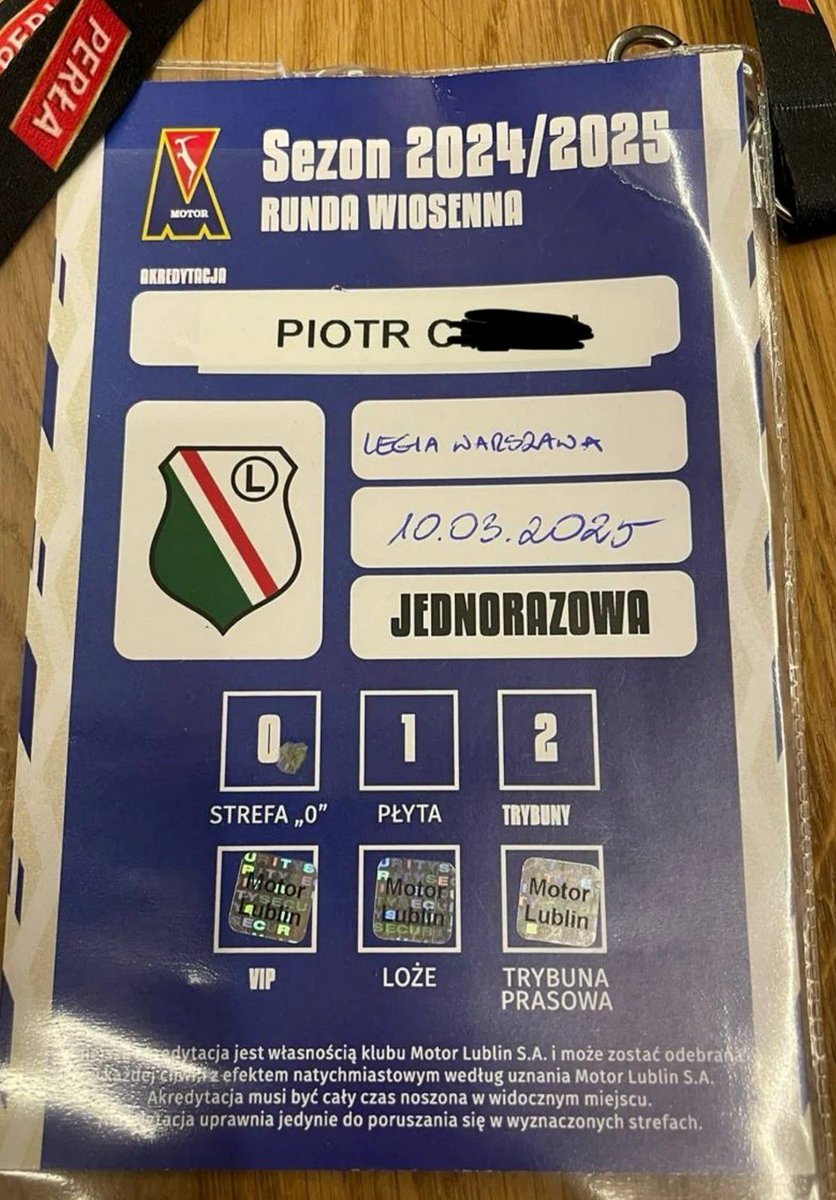 karoltyniec369's tweet photo. Kilka faktów dla osób, które nie wiedzą, o co chodzi w sprawie Starucha, albo uważają, że prezydent Nawrocki popełnił błąd, ułaskawiając go:

Piotr „Staruch” Staruchowicz otrzymał dwa lata zakazu stadionowego za przebywanie w miejscu nieprzeznaczonym dla publiczności.

Fakty są jednak takie, że Staruch nie popełnił żadnego wykroczenia. W momencie gdy miał dopuścić się tej „zbrodni”, czyli podczas meczu Motor – Legia, posiadał wszystkie wymagane zgody i akredytację, o czym sąd wiedział.

Sąd jednak z niewiadomych przyczyn nie uwzględnił tych oczywistych faktów i w trybie ekspresowym, bo po trzech miesiącach od przewinienia, wręczył Staruchowi dwuletni zakaz stadionowy.

Prezydent @NawrockiKn ułaskawiając Starucha nie zrobił nic złego tylko naprawił rażącą niesprawiedliwość, którą wyrządził sąd. A do tego przecież https://t.co/bnxVwq71um służy prawo łaski.