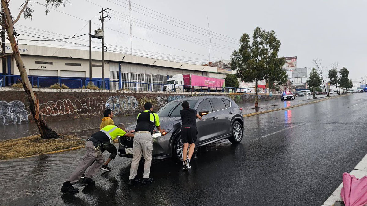 EF_Galindo's tweet photo. 🌧️ Ante las intensas lluvias, el Gobierno de la Capital respondió de inmediato con rescates, operativos de vialidad, labores de bombeo y limpieza para proteger a la ciudadanía y restablecer la circulación.

Recuerda: evitar tirar basura en la vía pública ayuda a prevenir encharcamientos. 🚧💧