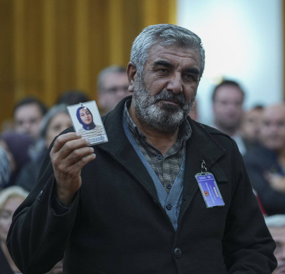 Kadininn_Sesi's tweet photo. Rojin Kabaiş’ın babası Nizamettin Kabaiş, kızının ölümüne ilişkin soruşturmanın etkin yürütülmediğini iddia etti. Olayın aydınlatılması açısından kızının cep telefonunun incelenmesinin kritik önemde olduğunu belirten Kabaiş, eski İçişleri Bakanı Süleyman Soylu’nun, “Telefon asit kuyusunda da olsa biz o telefonu açarız” sözlerini hatırlattı.

Kabaiş, “Madem açabiliyorsunuz, neden iki yıldır bize bu acıyı yaşatıyorsunuz? Neden telefonu İspanya’ya, Çin’e gönderiyorsunuz? Bu telefonun açılması çok önemlidir. Olayın mutlaka aydınlanacağına eminim” dedi.

https://t.co/XSXpWr7cJc

#RojinKabaişİçinAdalet