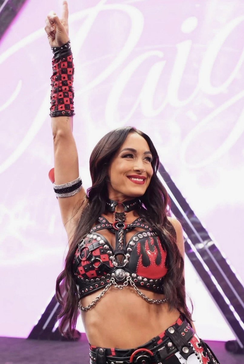 WrestlePurists's tweet photo. Brie Bella confirmed that she suffered a broken scapula and will be out of action for a bit

“Not sure how I finished that match, but I do believe between the adrenaline, passion for the business and the love for all the women I work with, it gave me the drive to finish.”

(IG) https://t.co/sUJXdHmFZU