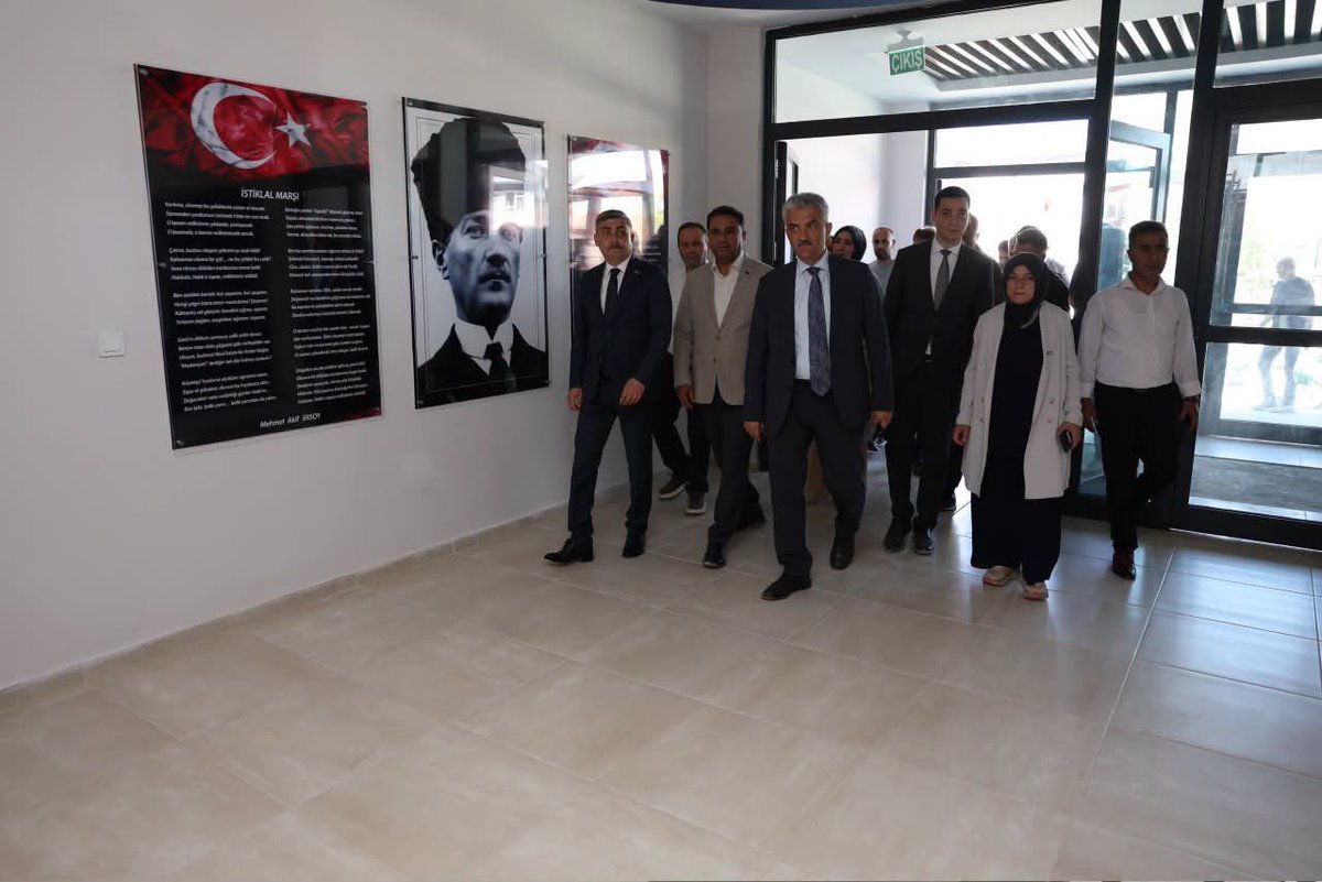 akcakoca_mem's tweet photo. Düzce Valimiz Sayın Mehmet MAKAS, yapımı tamamlanarak eğitim-öğretime hazır hale getirilen Akçakoca Lisesi yeni binasında incelemelerde bulundu. https://t.co/y3znwvIqlR