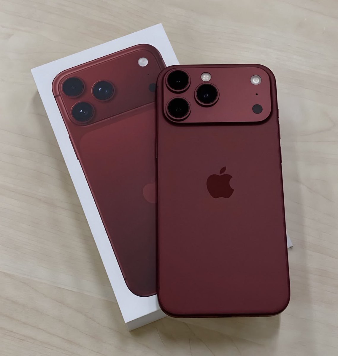 xheleninha's tweet photo. quero o iphone vermelho 😭 https://t.co/pesskFLO2o