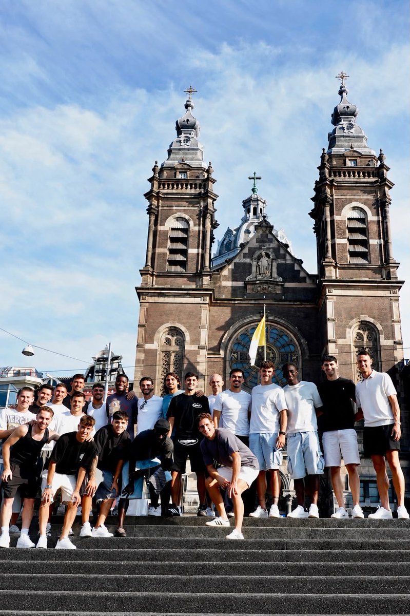 SevillaFC's tweet photo. 🇳🇱 Haciendo 𝐞𝐪𝐮𝐢𝐩𝐨 en Ámsterdam 💫❤️

El equipo disfrutó de su día libre por las calles de Ámsterdam antes de continuar con el stage en Países Bajos 🫶🏻 https://t.co/dLFCdxg5Mw