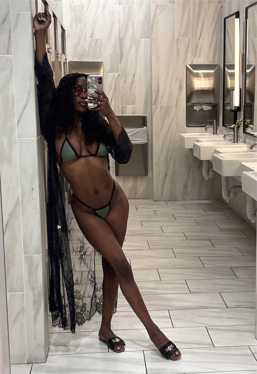 porcelainskys's tweet photo. Fine asf no matter the angle🌴 https://t.co/BFChYkdaVp