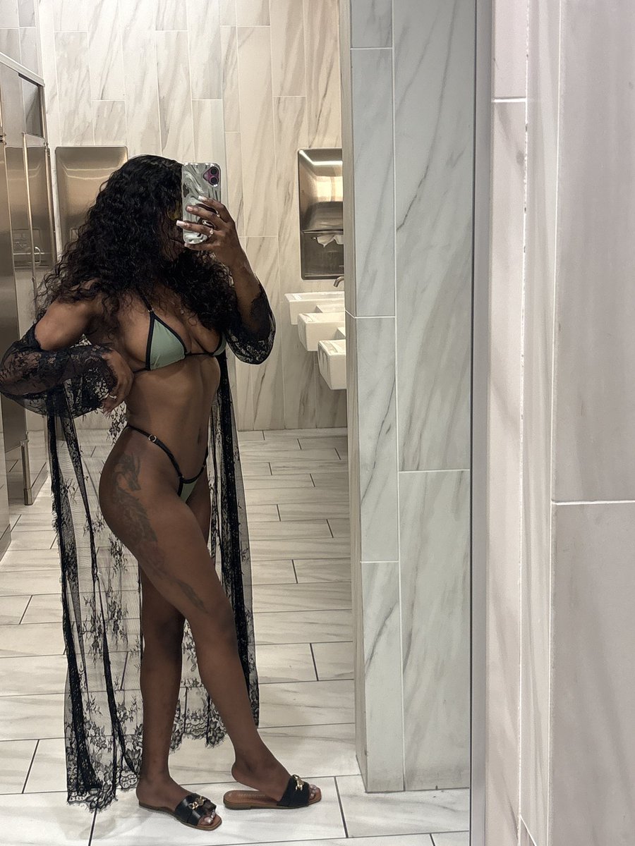 porcelainskys's tweet photo. Fine asf no matter the angle🌴 https://t.co/BFChYkdaVp