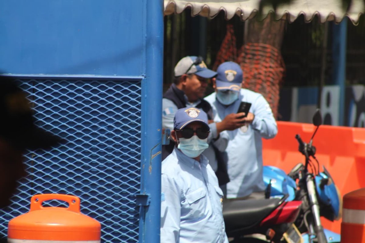 PrensaComunitar's tweet photo. #FraudeUSAC Los estudiantes sancarlistas antes de ingresar al campus deben pasar por un anillo de seguridad colocado en la entrada 

Un grupo de agentes de la PNC  se encuentran en la entrada principal del campus de la USAC, la universidad estatal que siempre estuvo abierta al público. La administración de Walter Mazariegos la mantiene cerrada o con restricciones para el ingreso

📷 Simón Antonio