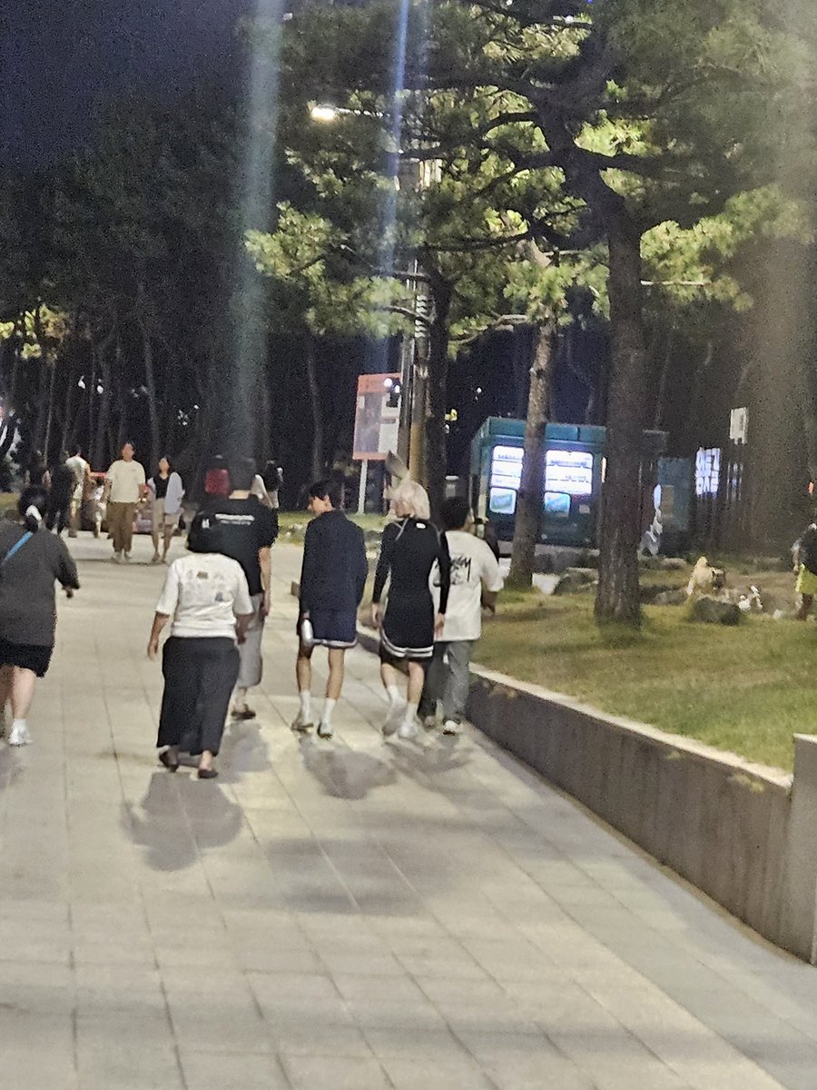 myluck1129's tweet photo. #성호 #명재현 목격담 

첫콘 전날 저희 부모님이 바다산책 하다가 보셨대요!

알아보니까 웃으면서 인사해주셨다고🥹

그리고 명재현은 아가들이 미끄럼틀 타는거 보더니 자기도 한 번 타고 갔대요!! https://t.co/Oebtc4DU6Q