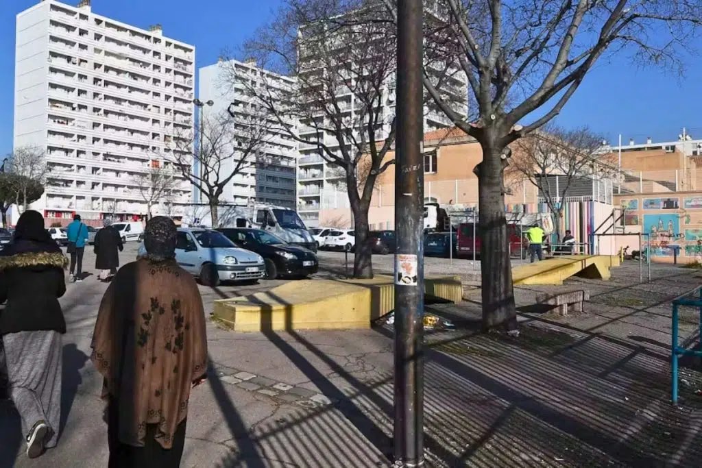 BastionMediaFR's tweet photo. 🔴🇫🇷 𝗙𝗟𝗔𝗦𝗛 𝗜𝗡𝗙𝗢 — Un bébé de 2 ans a été retrouvé pendu dans un appartement des quartiers Nord de Marseille.

La mère et le beau-père ont été placés en garde à vue. Les circonstances du drame « restent floues ». Une enquête a été ouverte.

(Source : BFMTV) https://t.co/CvnZ6I3d0w
