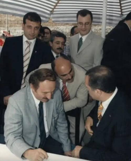 tugtarhan's tweet photo. @aksoyali4471 @delikarnas @aysenuryazici Gittim birde ne göreyim. FETÖnün kanalında spor yorumculuğu yapanı mı ararsın. 
FETÖnün bankasına ve gazetelerine el konulunca koşa koşa desteğe gidip ağlayıp zırlayanı mı istersin. Yoksa AK partili olmak için Erdoğan'ın peşinden koşan ları mı ararsın. Bence sen eskiyi karıştırma https://t.co/N8chCfTh1D