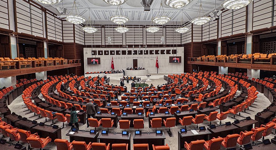 baris_sureci's tweet photo. Kanun teklifinin çarşamba günü Meclis Başkanlığı’na sunulması bekleniyor.

Teklifin bu hafta yasalaşmasına kesin gözüyle bakılıyor.

Teklif, partiler arasında uzlaşma sağlanması halinde hızla Adalet Komisyonu’ndan geçerek genel kurula gelecek. https://t.co/eAHrkrYMmT