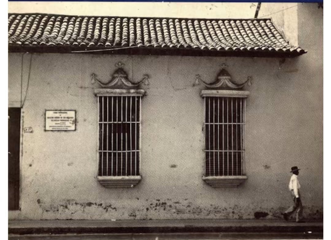 juanborrelli's tweet photo. Felicitaciones y crédito para el autor y propietario de esta linda joya de colección. En algún lugar de Venezuela, posiblemente su ciudad capital. " Casa Colonial " Sin lugar a equívocos, esto también es Historia. ¡ Disfrútenla ! https://t.co/T8l4ufceP2