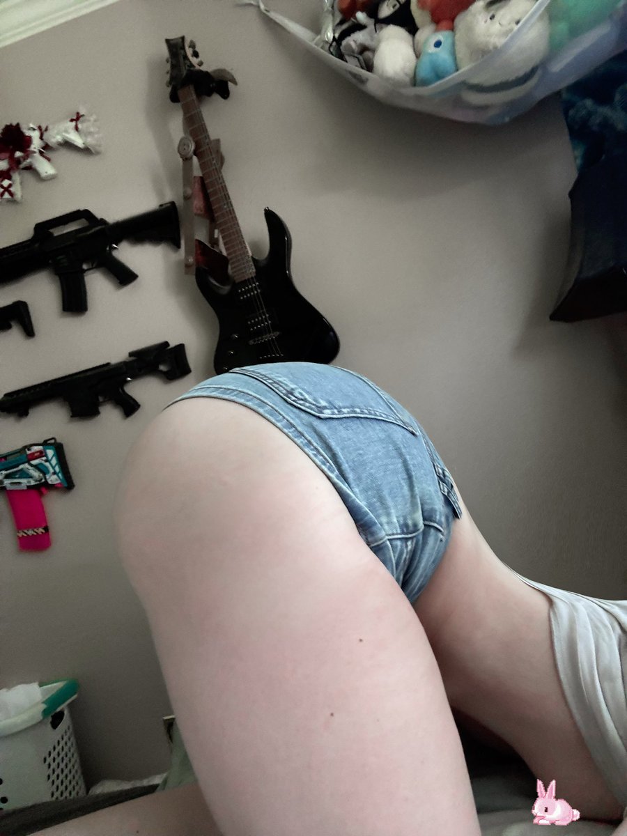 Violetsnow77355's tweet photo. More arch in jean micro shorts https://t.co/X6fH6SOipP