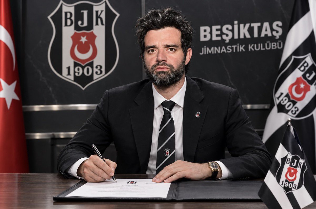 foootballo's tweet photo. 🚨Salah’ı falan boşverde şu pici ikna edin Beşiktaş’a sportif direktör olarak getirin.
Bak samimi söylüyorum 2 yıla bankalara borç vermeye başlarız amk https://t.co/h9zyavpOqV