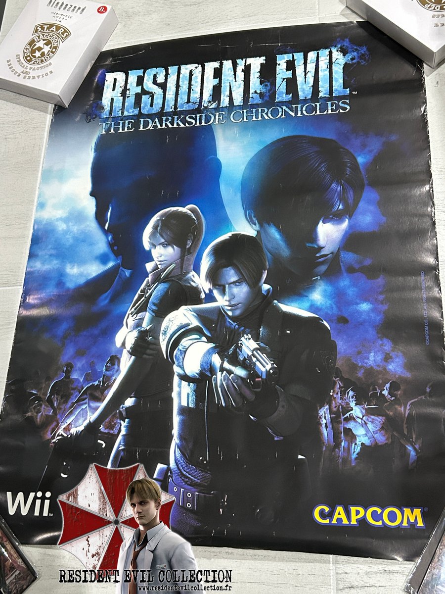 REcollectionFR's tweet photo. Souvenir de Japan Expo N°2
Poster Resident Evil The Darkside Chronicles
Merci à let_me_live_cosplay(insta)qui me l'a offert en paiement d'une dette qu'elle n'a pas oublié malgré facilement 10 ans de passé😄
#capcom #residentevil #residentevilcollection #バイオハザード #REBHFun https://t.co/6SRQfV3e7h