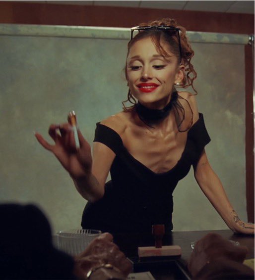 FrenchRapUS's tweet photo. 🚨 TRISTE NOUVELLE ! 

La superstar Ariana Grande annonce faire une pause dans sa carrière et se retirer des réseaux sociaux après le harcèlement qu’elle subit à cause de son physique maigre 💔

C’est inquiétant… https://t.co/1iKQJ1eQhC