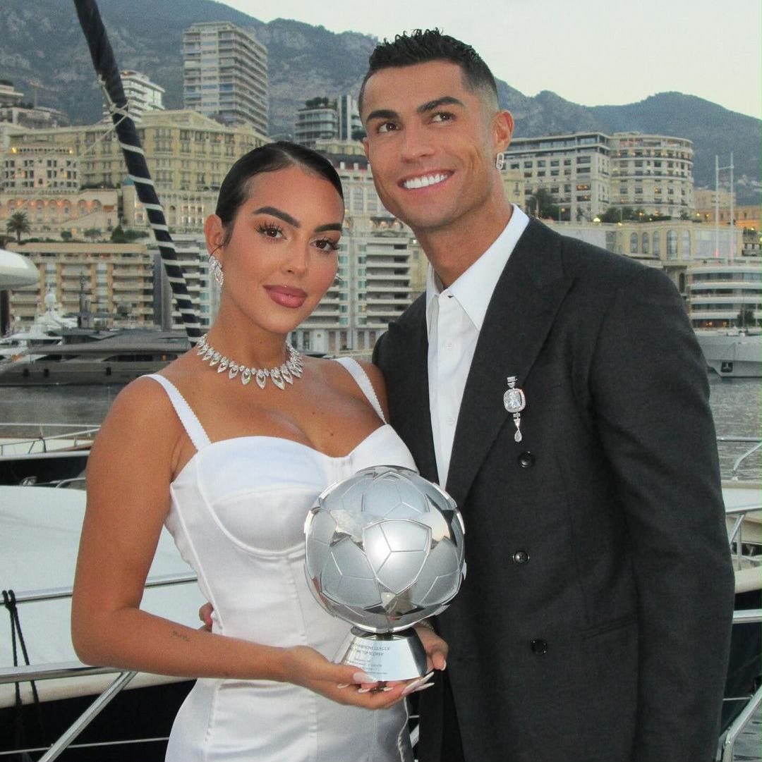 PenaltyInfo_'s tweet photo. 💍🐐 ¡CRISTIANO Y GEORGINA DARÁN EL SÍ! ❤️✨

Según The Sun, Cristiano Ronaldo y Georgina Rodríguez contraerán matrimonio este sábado en la isla de Madeira. 

Todo estaría preparado para una de las bodas más esperadas del año. 🇵🇹🌴

👰🤵 El astro portugués y la influencer argentina sellarían su historia de amor en una ceremonia que acaparará la atención del mundo entero. 

✍️@YosbP
