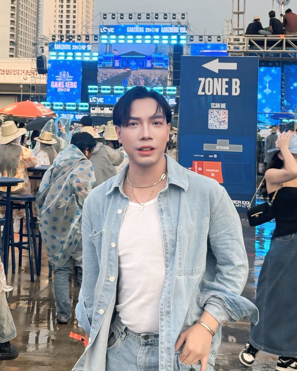sokbaraby's tweet photo. It's a love shot! ☂️☂️☂️

#sokbaraby #ganzbergsuperidolmylove #exosuho #superjuniordne #cambodia https://t.co/3f96D5v4o0