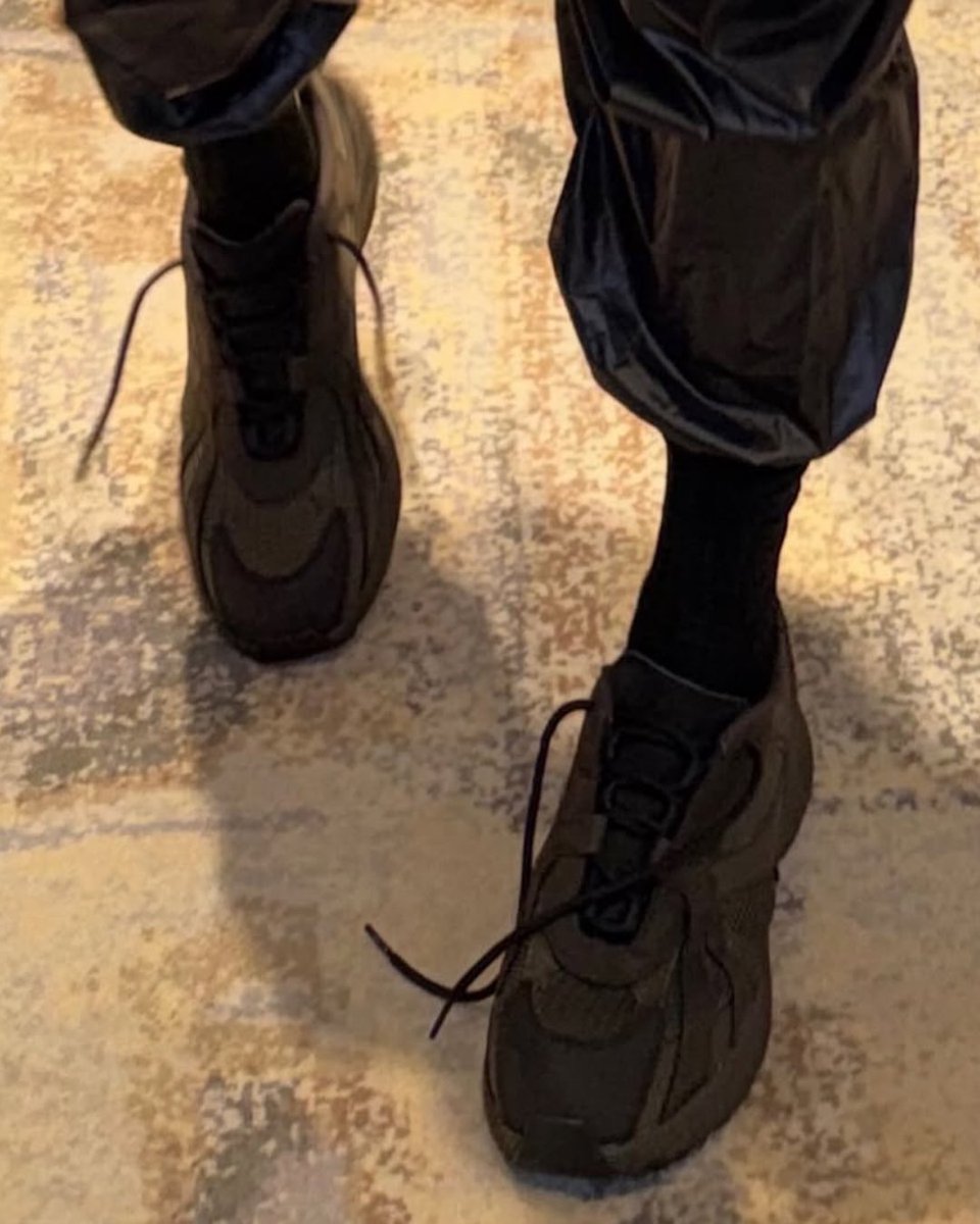 ComplexSneakers's tweet photo. .@kanyewest confirms to Complex that the silhouette teased on his story is the Yeezy 800 👀

📸: @kanyewest https://t.co/YDnuG0RGVp