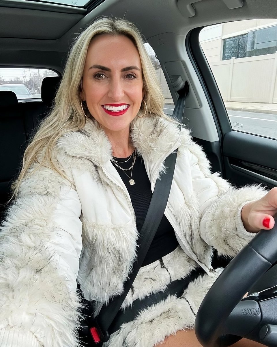 fionaskinner_'s tweet photo. Smiling because I know exactly who I am. 😉 Have a great week ahead❤️ https://t.co/KqyDQjtflH