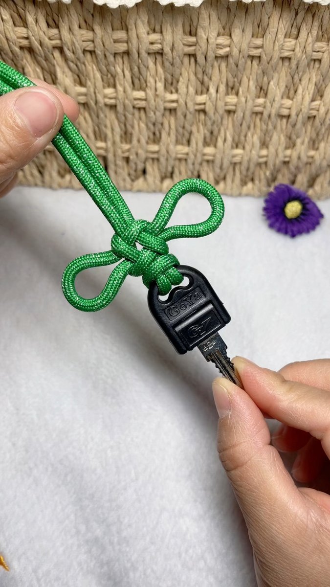 hottbabe15's tweet photo. Just finished a cute DIY macramé keychain! Knotting tiny details is so therapeutic — perfect for sprucing up my bag ， https://t.co/37YeNoDVcl