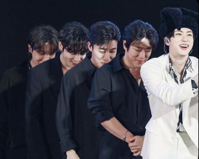 SHAFZZZZZZZZZZZ's tweet photo. Seokjin getting two of the most famous  performers as his backup dancers for "Super Tuna" was actually so iconic 😭😭😭 https://t.co/fl8UOWSpn0
