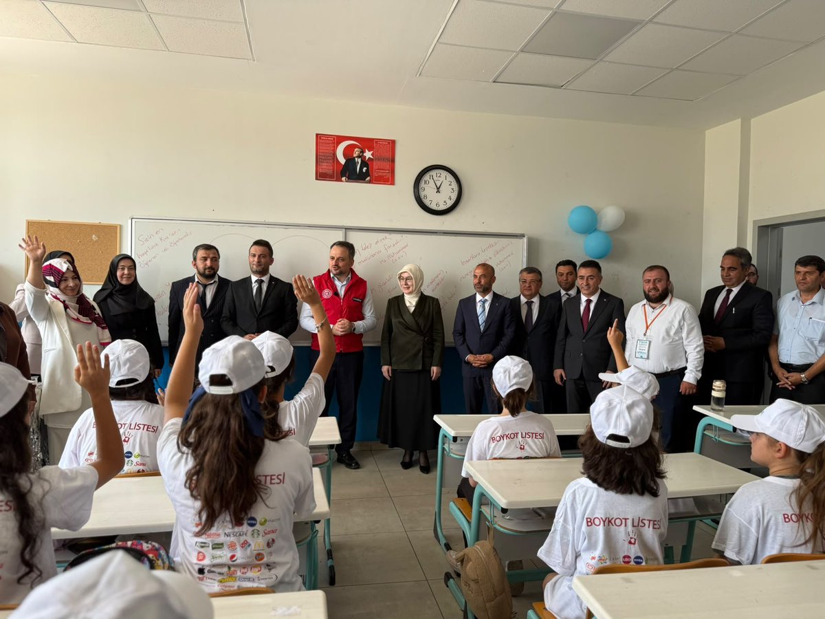 eminogluenes's tweet photo. Bu gençliğin gönlü değerleriyle dolu, adımları güçlü yarınlara! ♥️

📍TÜGVA Yalova Yaz Okulu https://t.co/yxDANY89iQ