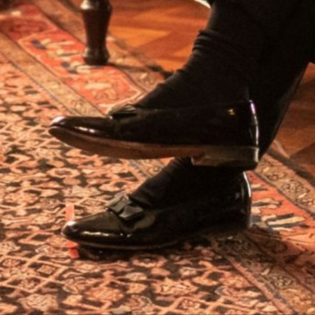 wolflelio's tweet photo. the little bow on louis’s shoes... she's so princess https://t.co/vzq422scSC