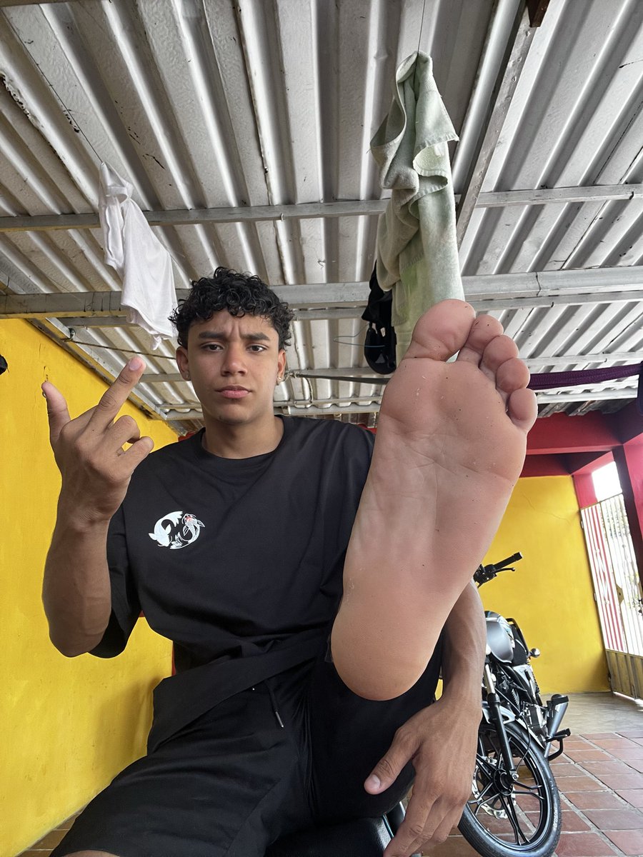 Jesusmastercash's tweet photo. Come and serve the master of beautiful feet🧎🏽🧎🏽🙏🏾🙏🏾 https://t.co/e59ua6CqGo