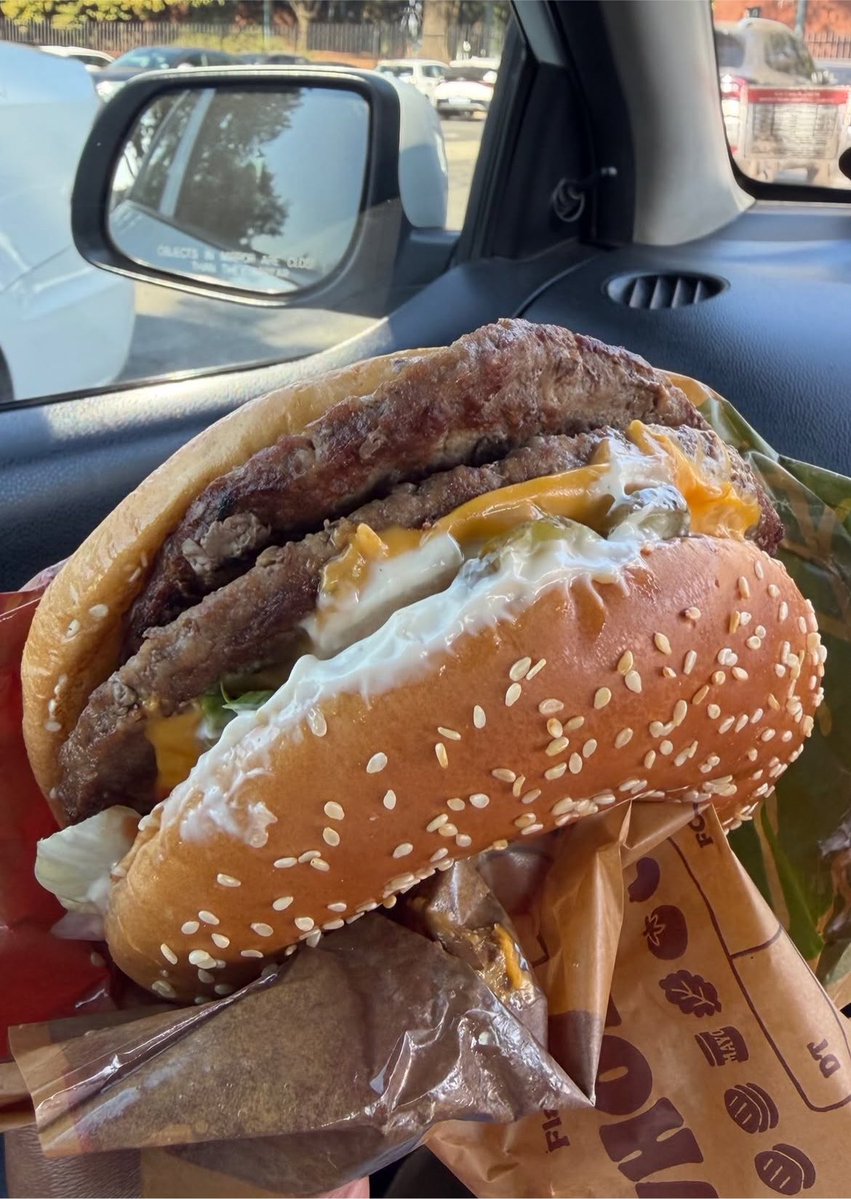 Kgadi_yaMoloto's tweet photo. Macdonalds stands no chance here, ohh Burger King my dear.🤌❤️🥹 https://t.co/PDKYCAh4Gv