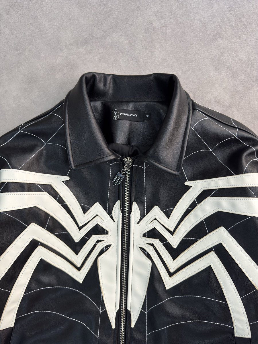 uppersnkrs's tweet photo. Les reufs de Purple Place ont sorti LA veste la plus méchante, bien Venom bien sombre 🕷️

💶 : 189€ (et vous avez une ceinture qui match offerte avec !)

Lien non-affilié : https://t.co/dCjPFzVLOa https://t.co/Yn4y3mVHpw