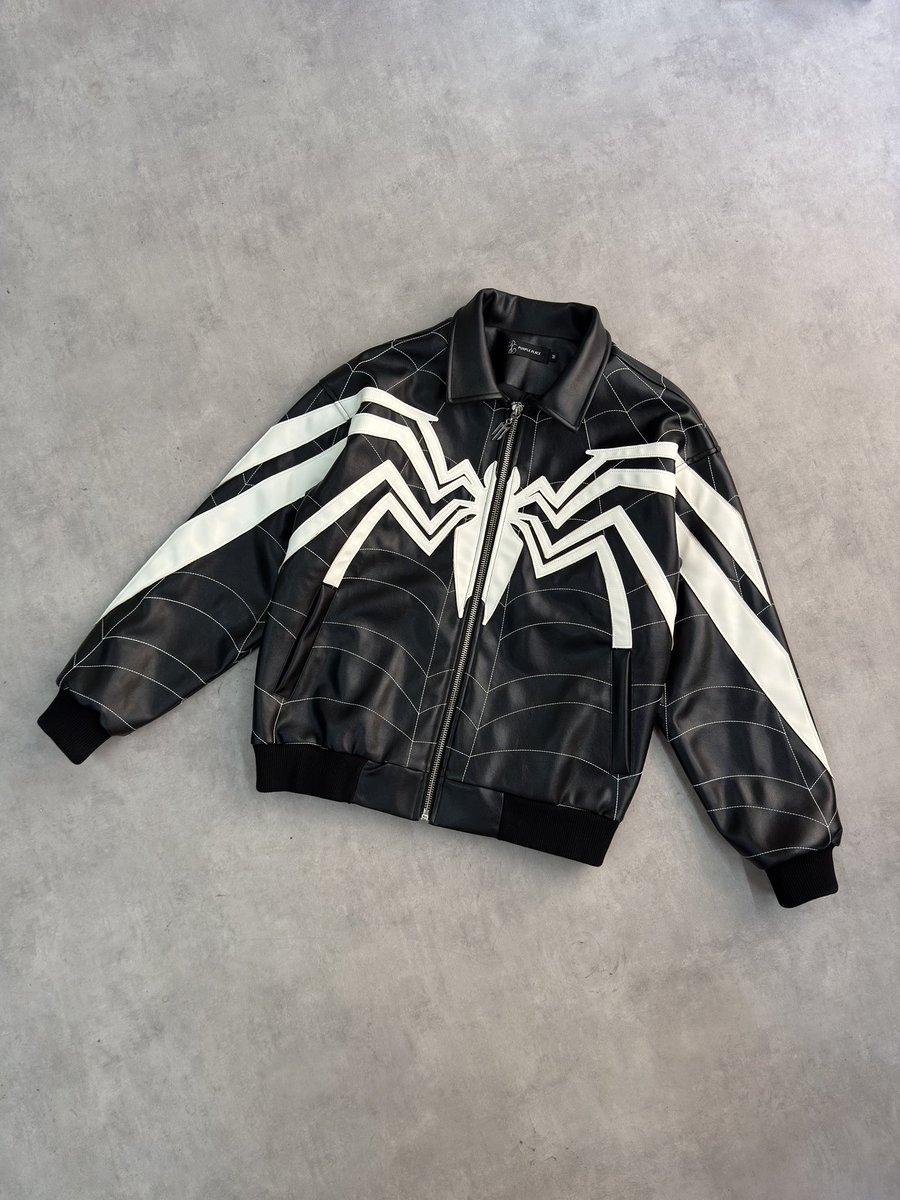 uppersnkrs's tweet photo. Les reufs de Purple Place ont sorti LA veste la plus méchante, bien Venom bien sombre 🕷️

💶 : 189€ (et vous avez une ceinture qui match offerte avec !)

Lien non-affilié : https://t.co/dCjPFzVLOa https://t.co/Yn4y3mVHpw