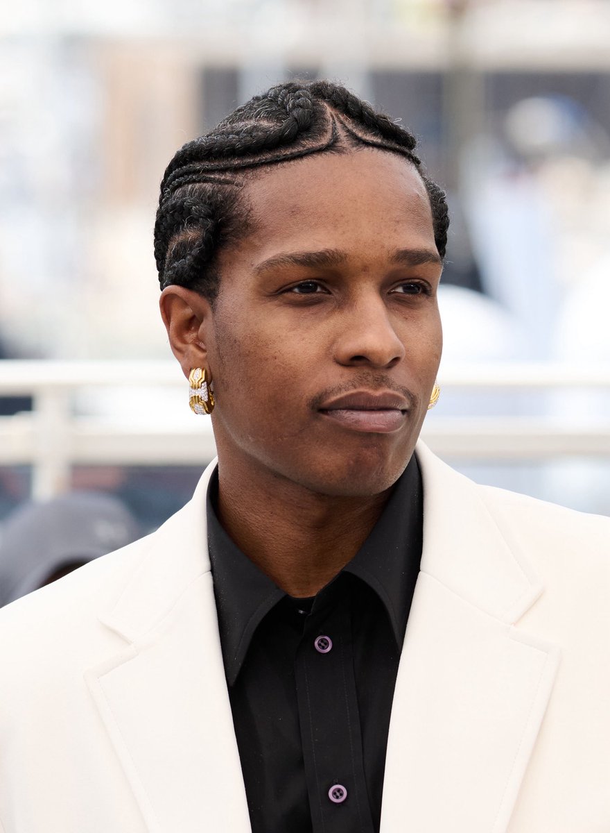 LaTwitchance's tweet photo. A$AP Rocky a retiré une proposition de collaboration à un graphiste après que celui-ci a rendu public leur conversation privée.

💬 « C’est vraiment déplacé. Je pense qu’on ne travaillera finalement pas ensemble. Bonne chance. » https://t.co/yU4huGVot2