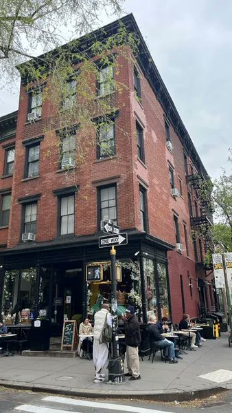 aaron_lubeck's tweet photo. This building? Banned in most U.S. cities.
Mixed-use. 3 stories. Apartments over a café. Built right to the sidewalk.

The TOP priority of city governments should be re-legalizing these buildings. It solves for:

💸 Affordability
🚶‍♀️ Walkability
🛍️ Entrepreneurship
🤝 Community life

It’s the Mixed-Use Multifamily Theory of Everything.
#Zoning #Urbanism #YIMBY