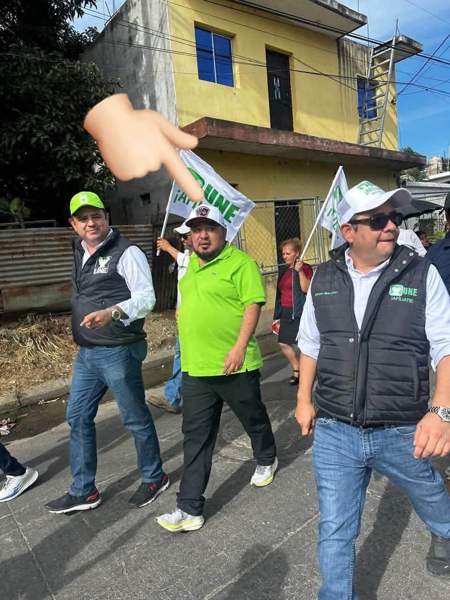 Herman5818Pb's tweet photo. 🚨🚨 Urgente Guatemala 🚨 🚨 
Líder del barrio 18 Incursiona en la política del partido UNE.
¿quien es José Víctor Ixcajoc Porras?

Es uno de los principales líderes del Barrio 18 en Bárcenas y San José Villa Nueva. 
Concejal 1 de Javier Castillo por el Partido UNE en Villa Nueva.
Porras tiene antecedentes por Contrabando, Extorsion y Asociación Ilícita.
Ahora los delincuentes ya no financian desde las sombras si no que ahora piden un puesto municipal. 
Porras es el encargado de pagarle a los líderes de Bárcenas con dinero que proviene de las extorsiones en el Municipio.