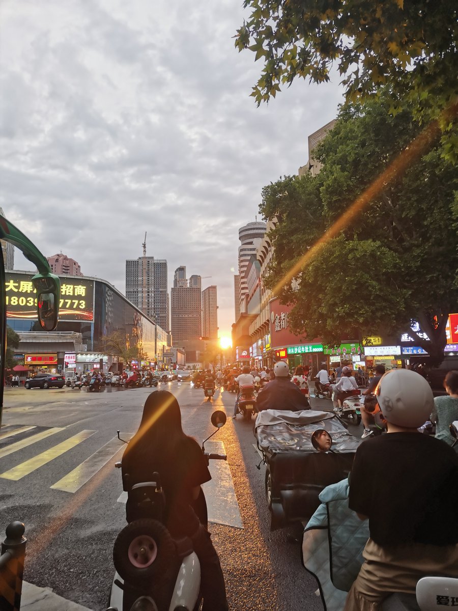 KASHIFK90700348's tweet photo. Just happened to snap this cool street corner moment—golden hour light + random charm = perfect quick shot https://t.co/6PXKMKV7sS