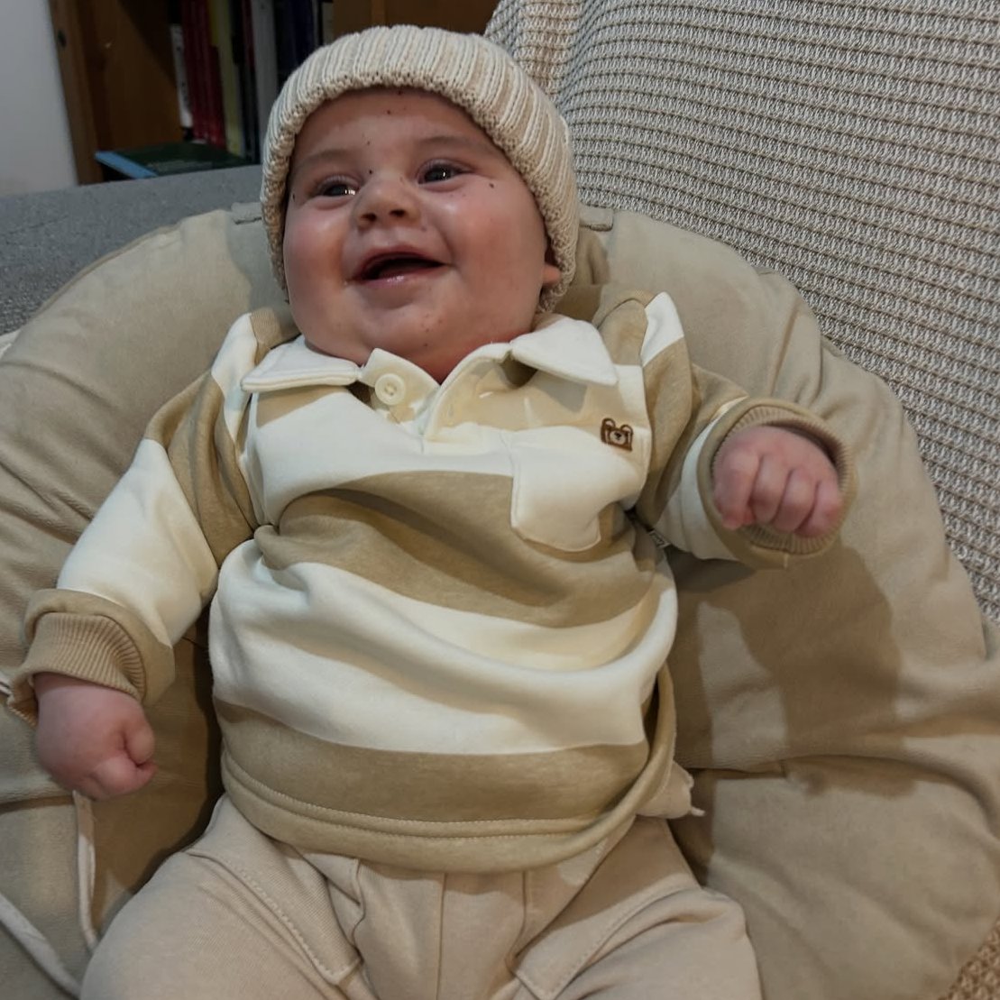 portalmvd's tweet photo. BEBÉ JEREMÍAS ESTÁ EN CTI Y SU FAMILIA DENUNCIA QUE EL MSP INCUMPLE UN FALLO

Jeremías González fue internado en CTI luego de que una tomografía confirmara un sangrado cerebral. El bebé padece una enfermedad hereditaria poco frecuente y recibió transfusiones de plaquetas y medicación para evitar que el cuadro avance.

Sus padres denuncian que el MSP aún no entregó el medicamento Romiplostim, pese a que la Justicia ordenó suministrarlo el 15 de julio. La familia reclama una respuesta urgente y advierte que está en juego la salud y la vida del menor.

(+) en Montevideo Portal: https://t.co/uwRs23cWMG

Foto: WAS Warrior by Jere