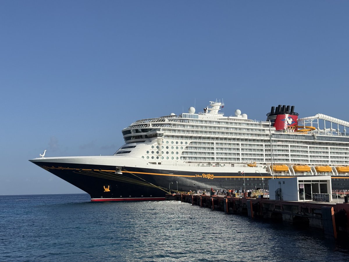 TheDCLBlog's tweet photo. The Disney Destiny chillin’ in Cozumel https://t.co/PpEglh3ttS