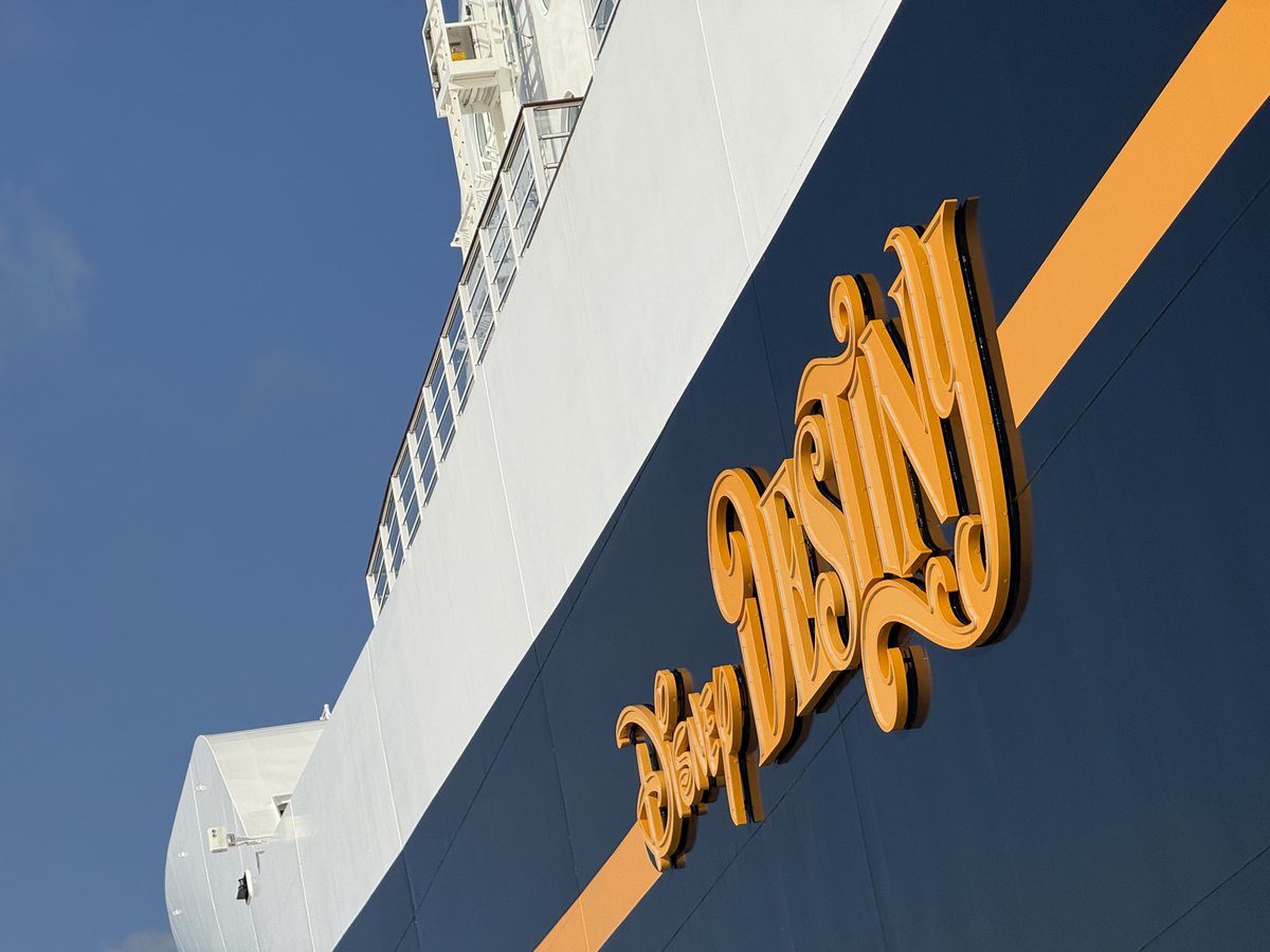 TheDCLBlog's tweet photo. The Disney Destiny chillin’ in Cozumel https://t.co/PpEglh3ttS