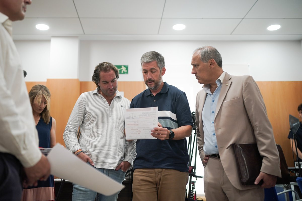 icam_es's tweet photo. 📸 Hoy, el Decano @EugenioRibon ha visitado junto con el Consejero de Presidencia y Justicia @MA_GarciaMartin el #SOJ ICAM desplegado en El Escorial para atender a las personas afectadas por los incendios forestales.

Seguros, ayudas y vivienda centran las principales consultas jurídicas.