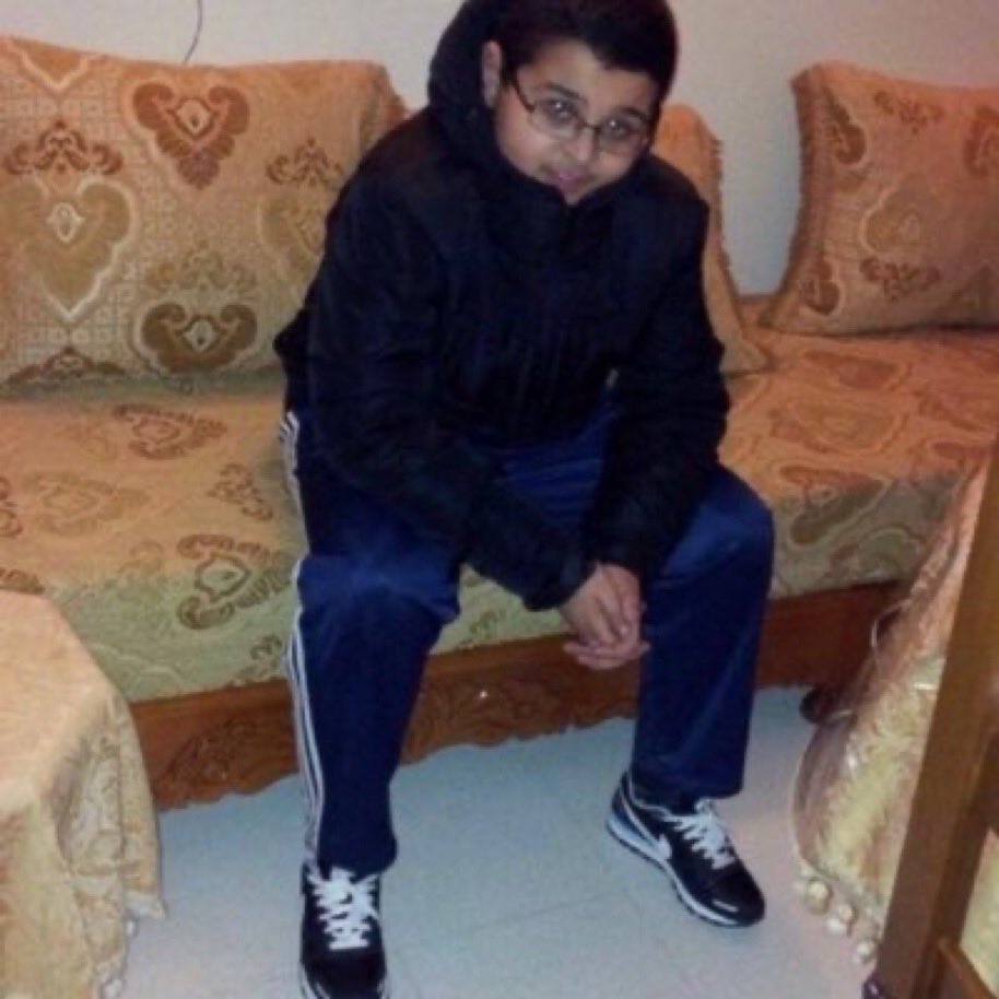 Issa__BM's tweet photo. Qui souvient quand on etait tipeu on faisait zehma on voyait le le jnoune de la dar pour le faire rla3.  
on le fixait comme ca https://t.co/D0G0NobibA
