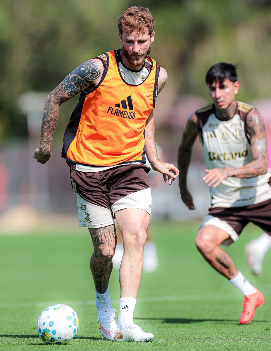 CentralFlaNacao's tweet photo. ⚠️ Flamengo projeta zerar DM para ter força máxima contra o Cruzeiro. 

- Léo Pereira treinou normalmente nos últimos dias e não deve ser problema para as próximas partidas.

- Gonzalo Plata voltou aos treinos parcialmente nesta segunda e pode ficar à disposição diante do Vitória caso não apresente mais dores.

- Luiz Araújo se recupera de uma lesão no joelho direito e está fazendo exercícios com a fisioterapia no campo.

- Lucas Paquetá já está liberado para atuar e também vai reforçar a equipe nas próximas partidas.

🗞️ @geglobo 
📸 Gilvan de Souza/Flamengo
